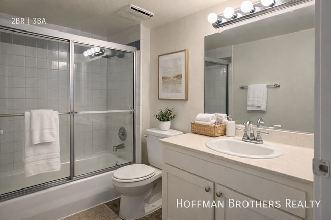 Photo - 22321 Victory Blvd