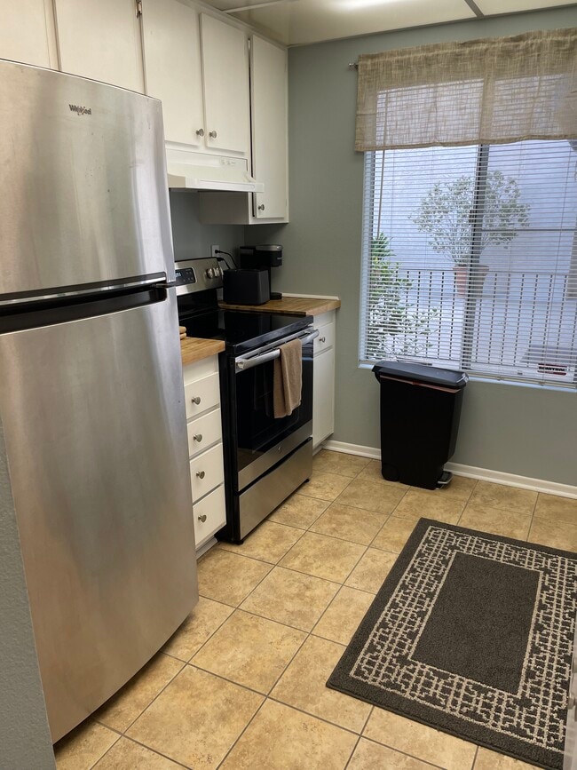 Fully equipped kitchen with microwave, toaster, coffee maker, blender...everything you need. - 4111 Summertime Ln Unit 4111