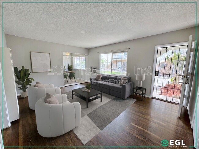 Building Photo - 11535 Sylvan St Unit 2