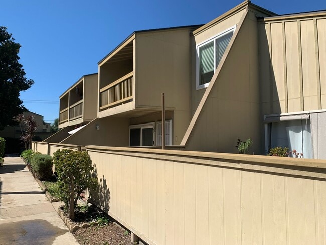 Photo - 3 Bedroom Townhome for Lease in Highly Des...