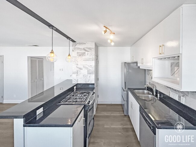 Building Photo - Stunning 1BD/1BA W/ Updated Kitchen and Re... Unit 20