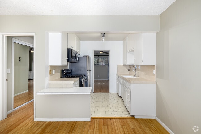 1BR, 1BA - 700SF - Kitchen - 1438 10th St