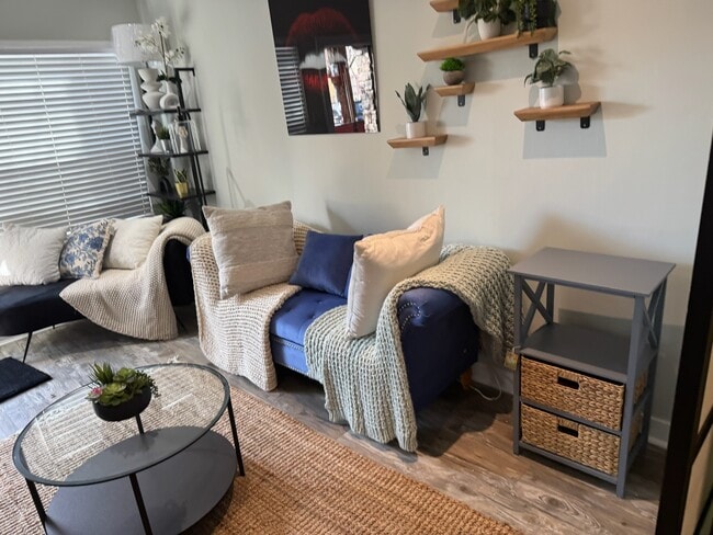 Building Photo - 5915 Lexington Ave Unit 0