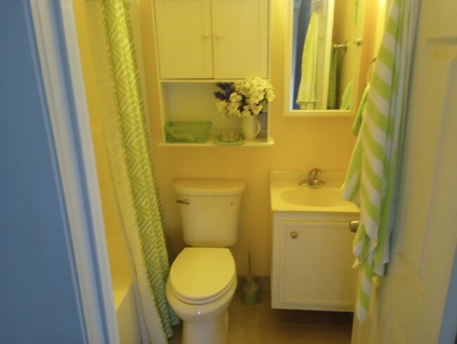 Bright clean bathrooms - 6129 Andalusia Ave Unit The CTR Villas