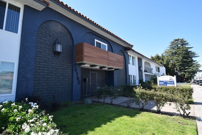 Photo - 14142 Victory Blvd Apartment Unit 114