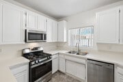 2BR, 2BA - 1,150SF - Kitchen - Dicken's Court Apartments