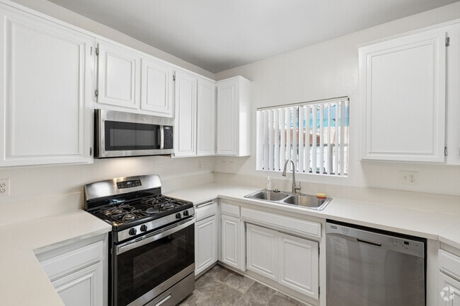 2BR, 2BA - 1,150SF - Kitchen - Dicken's Court Apartments