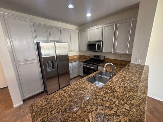 Photo - 3 Bedroom Towhome for Rent in Canyon Country!