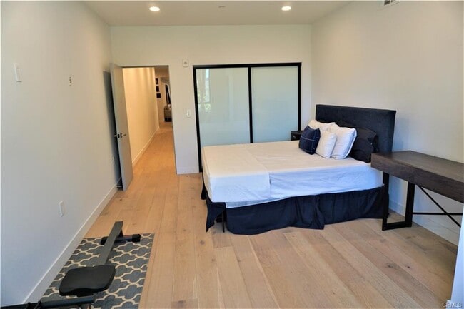 Building Photo - 5110 Whitsett Ave Unit 105