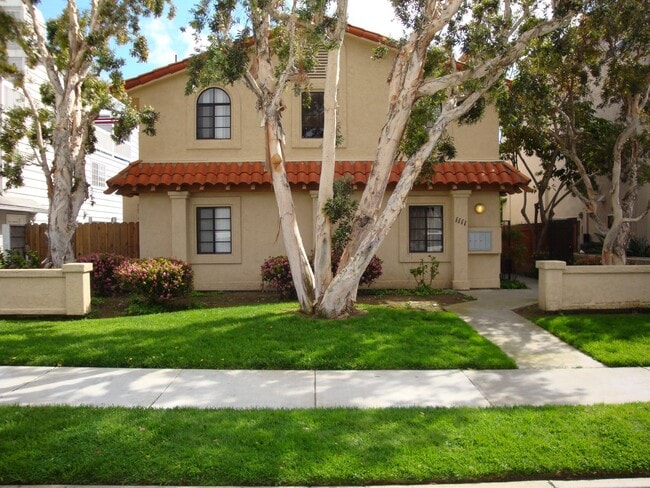 Building Photo - 3 Bed 2.5 Bath Townhome only blocks to Beach & Bay