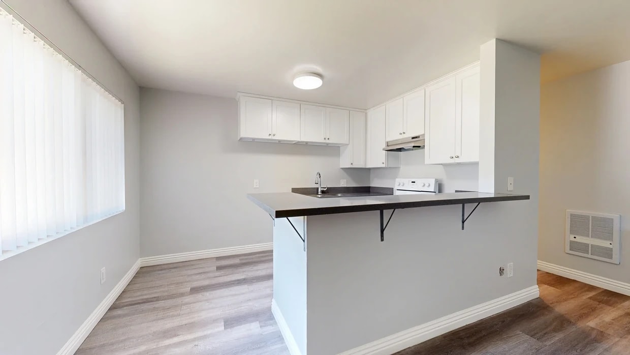 3D Tour - 2159 Elm Ave. Apartments