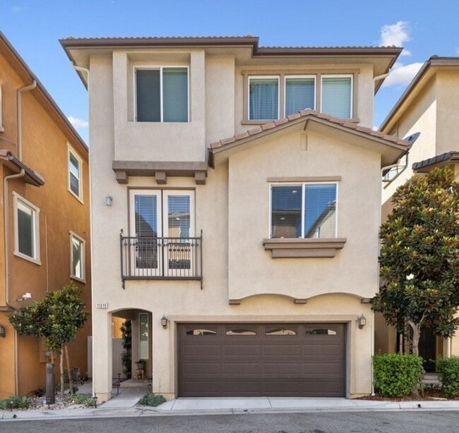 Building Photo - 4 Bed, 4 Bath Home with Solar, A/C, Washer/Dryer and 4 Parking Spaces