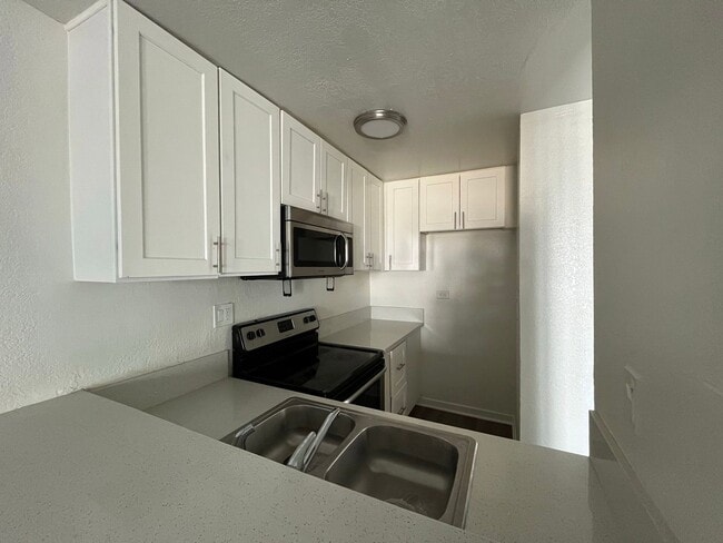 Building Photo - 9010 Tobias Ave Unit 129