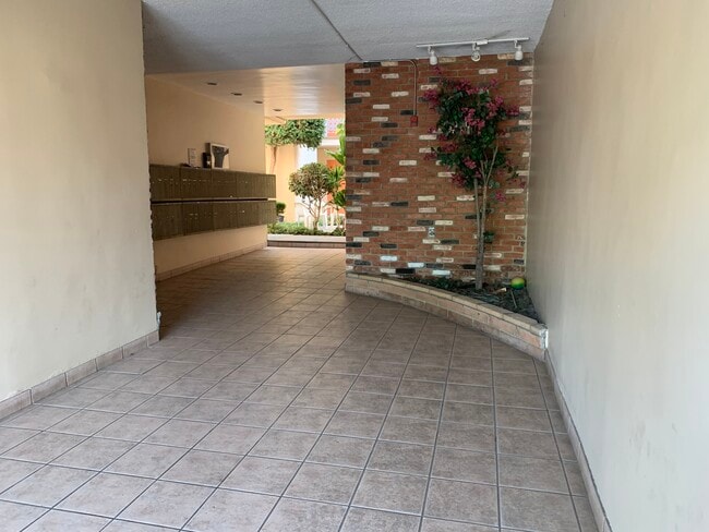 Lobby/Mailroom - 12450 Culver Blvd