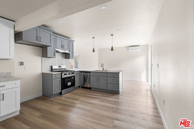 Photo - 11243 Hulme Ave