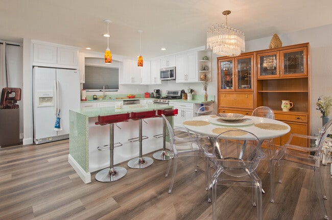 Photo - 5711 Owensmouth Ave