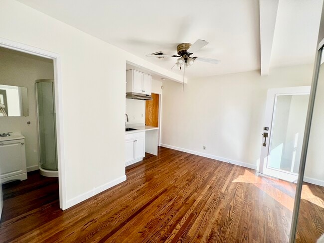 Photo - 18902 Victory Blvd