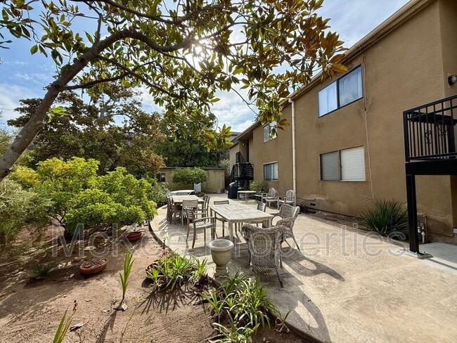 Building Photo - 230 W Walnut Ave Unit #D