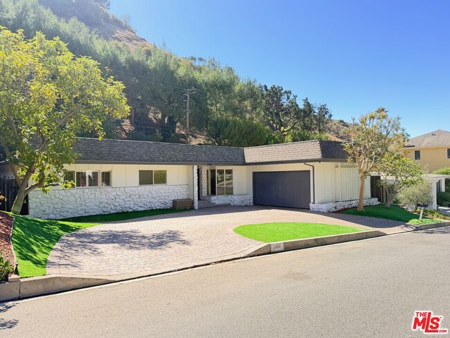 Building Photo - 2000 San Ysidro Dr