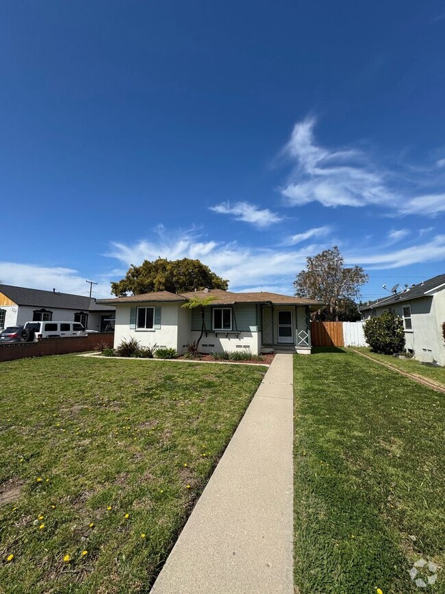 Building Photo - 2 Bedroom 2 Bath House centrally located