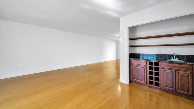 Photo - 129 Marguerita Ave