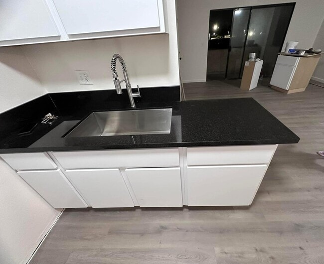 Building Photo - 7501 Whitsett Ave Unit One bedroom