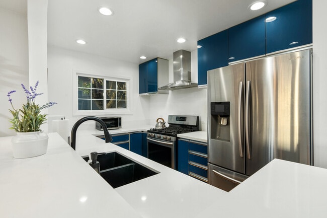 Photo - 3743 Latrobe St