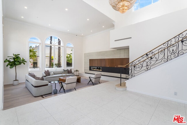 Photo - 107 N Doheny Dr