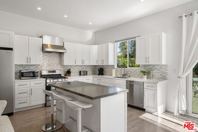 Building Photo - 5202 Topeka Dr