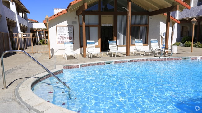 Pool - Las Casas Apartments