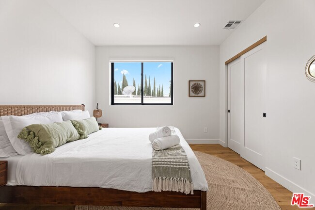 Photo - 5118 Laurel Canyon Blvd