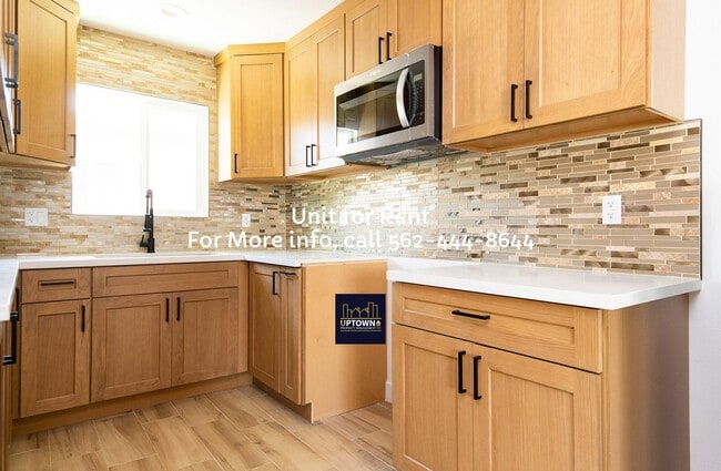 Building Photo - House - 2 Bedrooms + 1 Office / 1 Bathroom - Paramount