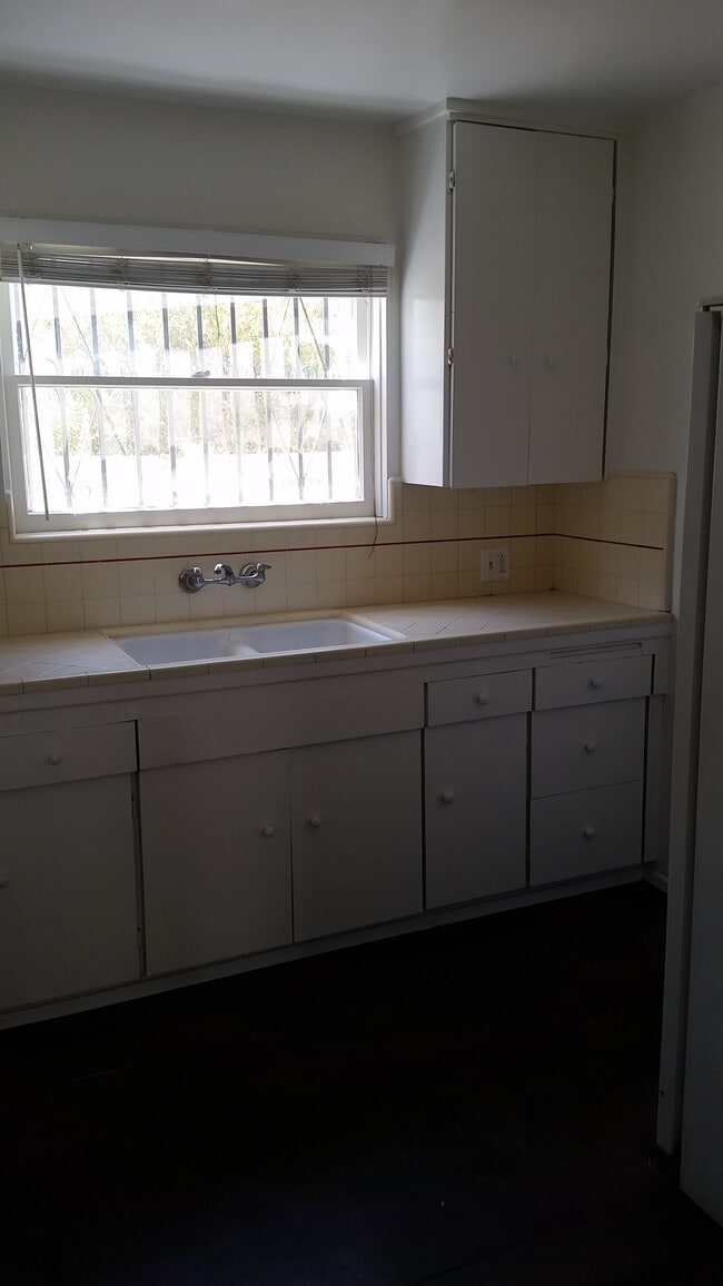 Kitchen - 1321 E Appleton St Unit #4