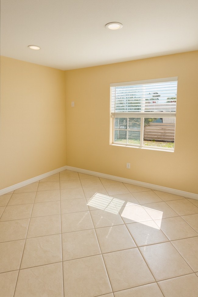 Photo - 1906 Stewart St