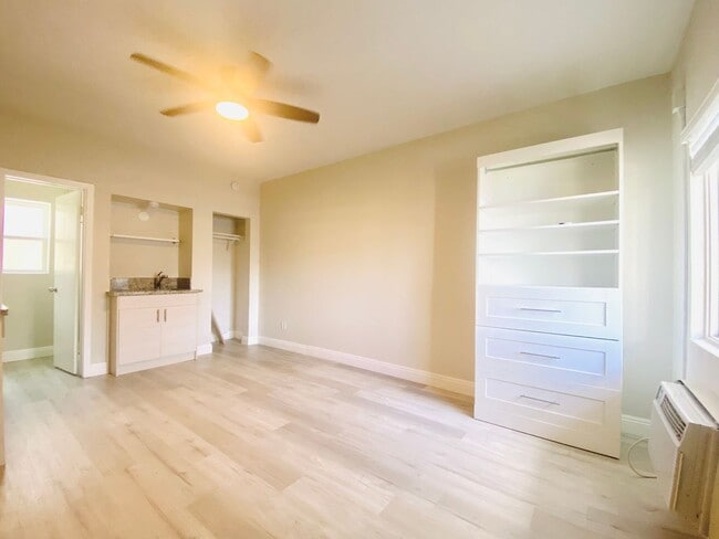 STUDIO APARTMENT AVAILABLE IN THE HEART OF... - STUDIO APARTMENT AVAILABLE IN THE HEART OF... Unit 1141 Silverado St #105
