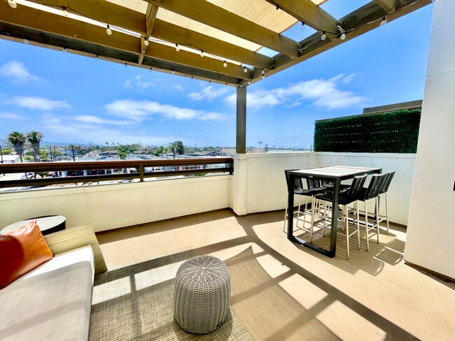 Building Photo - 1660 Topanga Rental