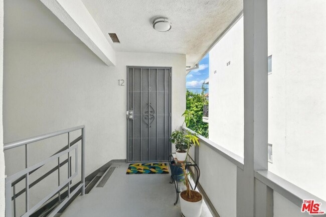 Photo - 1929 Tamarind Ave Unit 12