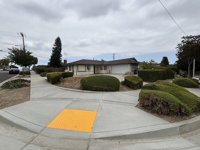 Building Photo - Corner lot La Mirada home!
