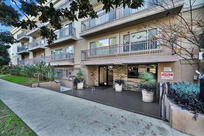 Building Photo - Beautifully Remodeled 1 Bed / 1 Bath with In-Unit Laundry + 3 Parking Spaces Unit 109