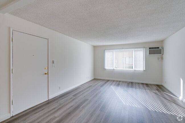 2BR, 1BA - 800SF - Serrano Apartments