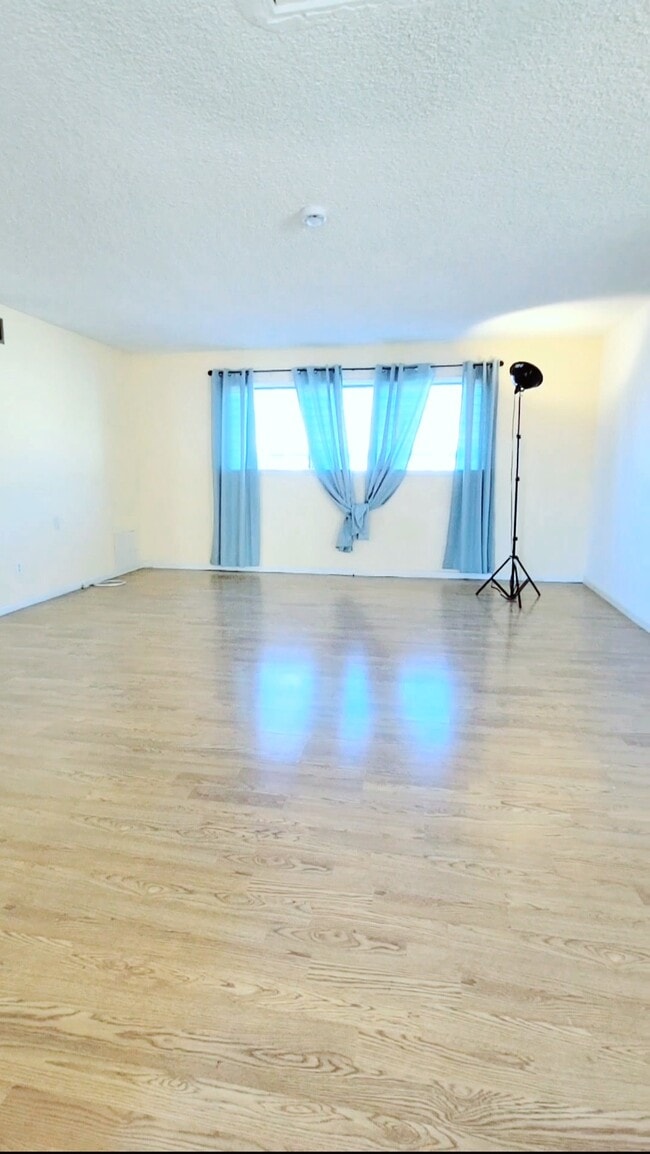 Building Photo - 2239 N Frederic St Unit 2nd story Light n Bright