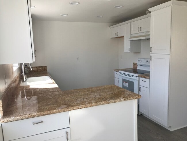 Building Photo - 2016 Ruhland Ave Unit # D