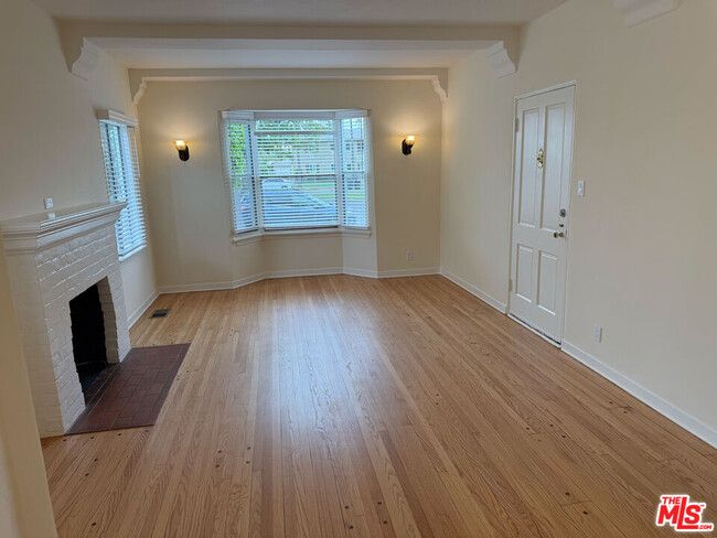 Photo - 617 W Glenoaks Blvd