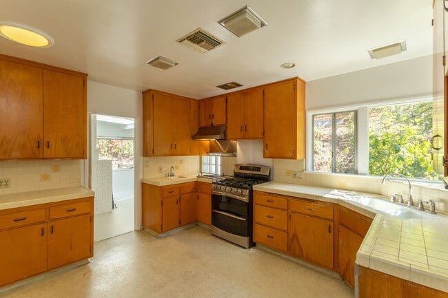 Photo - 1425 Brixton Rd