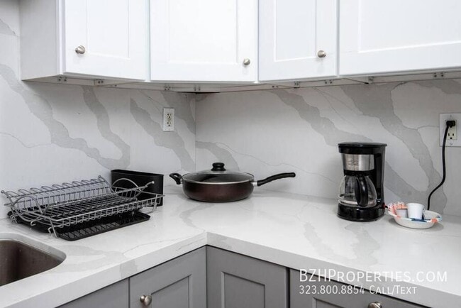 Building Photo - 1165 W 38th St Unit 2A Rental