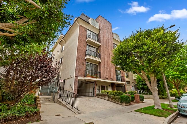 Building Photo - 1539 Greenfield Ave Unit 202