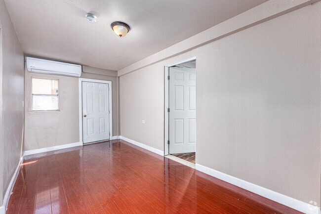 2BR, 1BA - 515SF - Living Room - 1819 Workman St