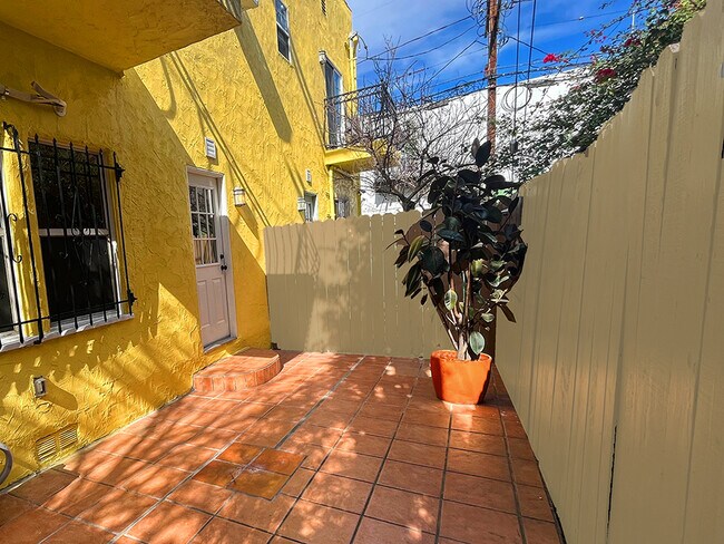 Private patio - 632 N Sycamore Ave Unit 10