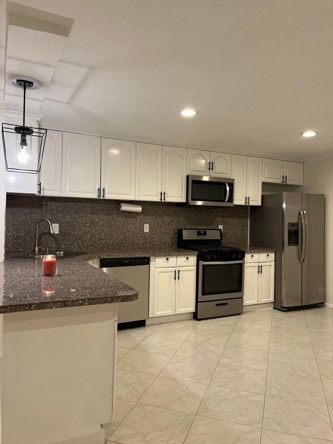 Building Photo - Pomona Duplex Unit A