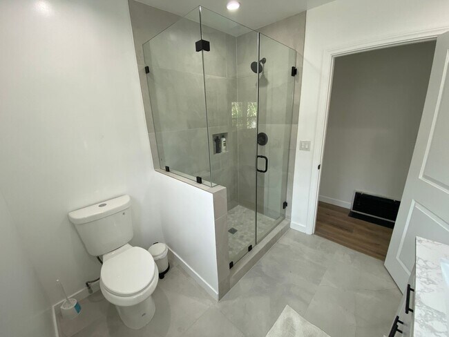 Building Photo - UNFURNISHED- 3B2B House in Toluca Lake/NoHo